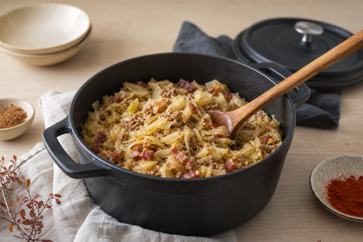 Deftiger Schmorkohl mit Hackfleisch in einem gusseisernen Topf